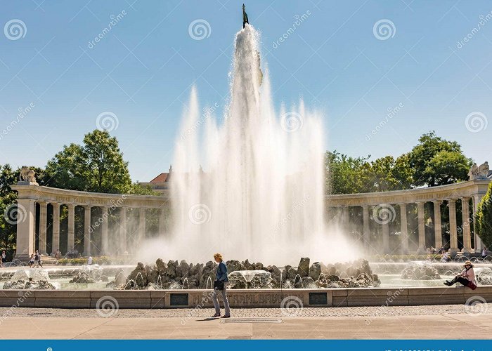 Schwarzenbergplatz Hochstrahlbrunnen Fountain in Vienna Editorial Photo - Image of ... photo