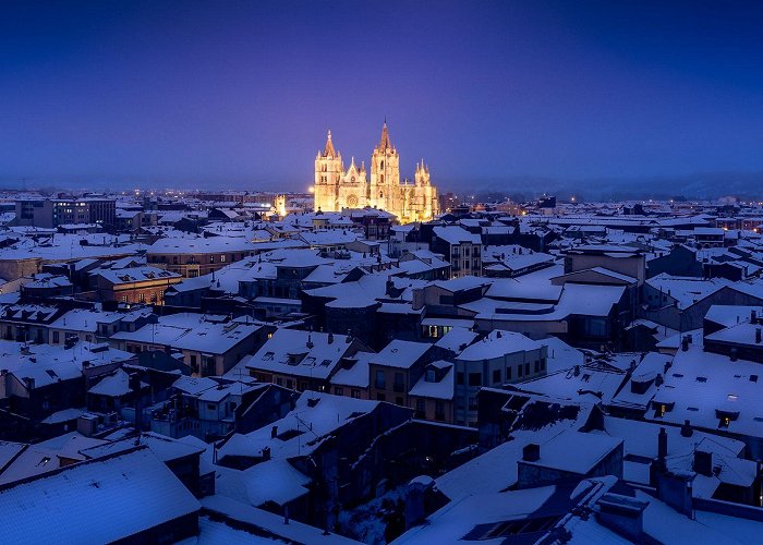 catedral de leon The León Cathedral at night after a snowy day in the north of ... photo