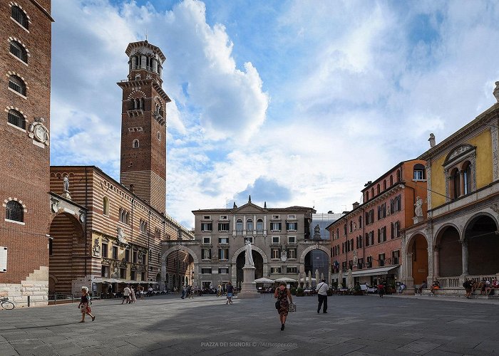 Piazza dei Signori Piazza dei Signori – Verona, Veneto | ITALYscapes photo