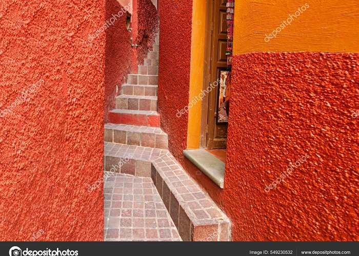 The Alley of the Kiss Guanajuato, famous Alley of the Kiss Callejon del Beso — Stock ... photo