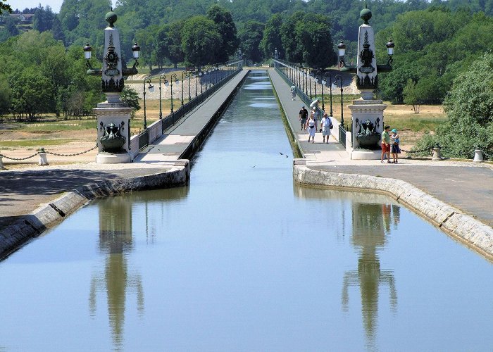 Briare Aqueduct Rent a boat without a license for the day in Briare – Les Canalous ... photo