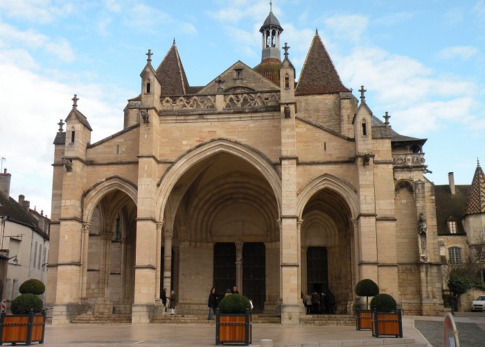 Collegiate Church of Notre Dame of Beaune File:Бон.Церковь-Нотр-Дам.jpg - Wikimedia Commons photo