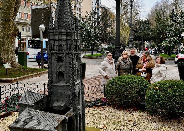 Alameda de Oviedo El Ayuntamiento restaura y sustituye la cruz de la catedral de la ... photo