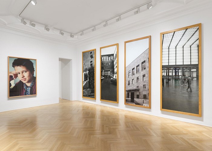 Luis Seoane Museum Günther Förg-Häuser-und-Fenster-2024 - Galerie Max Hetzler photo