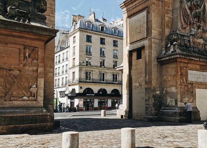 Porte St-Denis A stroll through an eclectic Parisian neighbourhood photo