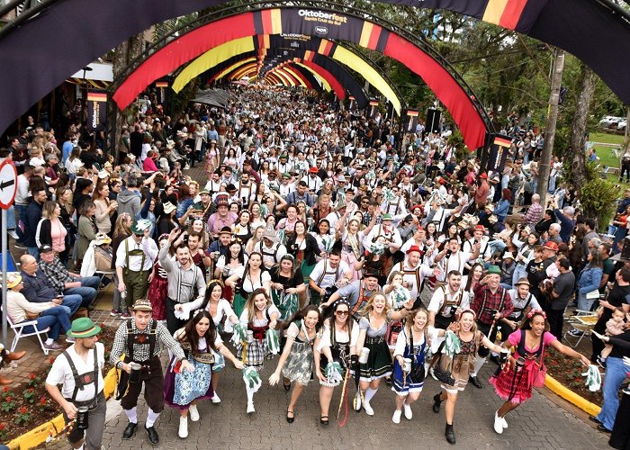 Oktoberfest Park Oktoberfest de Santa Cruz chega a 100 mil visitantes nos primeiros ... photo
