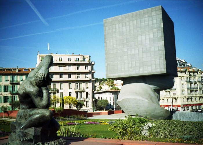 La Tete Carre Sculpture Square Head" Building by Sosno (Nice) · Lomography photo