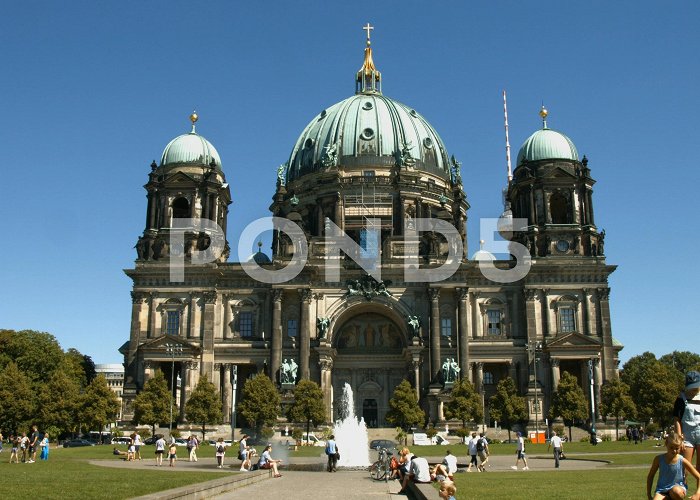Lustgarten Lustgarten and Berlin cathedral (Berline... | Stock Video | Pond5 photo