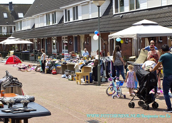 Zeehavenlaan Rommelmarkt in de Zeehavenlaan in Dordrecht. photo