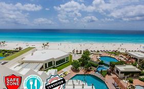 Condos Inside An Ocean Front Hotel Resort Cancún Exterior photo