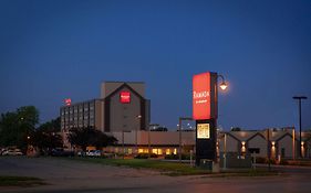 Hotel Ramada By Wyndham Cedar Rapids Exterior photo