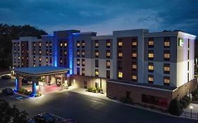 Holiday Inn Express & Suites Newport News, An Ihg Hotel Exterior photo