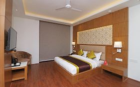 Capital O Hotel Star Inn Near Chhatarpur Metro Station Nueva Delhi Exterior photo