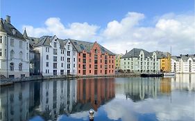 Gorgeous Apartment In Lesund With House A Panoramic View Ålesund Exterior photo