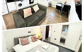 The Hatton Apartments - Free Parking- 5Min Drive To Heathrow Airport -20Min Underground To Central Londres Exterior photo