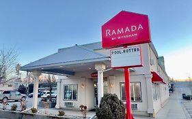 Hotel Ramada By Wyndham Quesnel Exterior photo