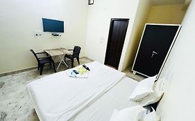 Holiday Inn Nueva Delhi Exterior photo