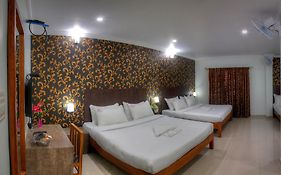 Minister'S Kourt Hotel Kushālnagar Room photo