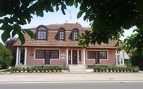 Szilvia Gaestehaus Bed and Breakfast Bük Exterior photo