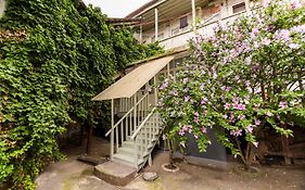 Apartment In Cozy Little Yard Tiflis Exterior photo