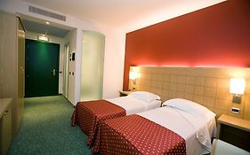Hotel Senator Gorgonzola Room photo