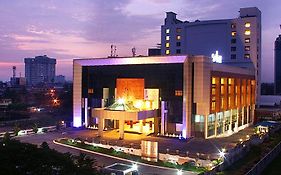 Gokulam Park Hotel y Centro de Convenciones Kochi Exterior photo