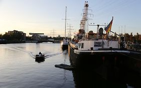Schiffshotel "Schlafen Im Hafen" Hamburgo Exterior photo