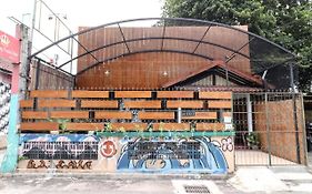 Alexiz Hostel Yogyakarta Exterior photo