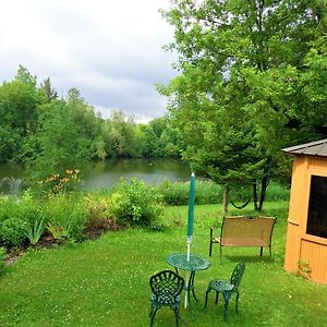 Motel Des Deux Lacs Waterloo Exterior photo