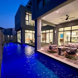Molly Luxury Private Pool Bungalow茉莉的家豪华私人泳池别墅 Pantai Cenang  Exterior photo