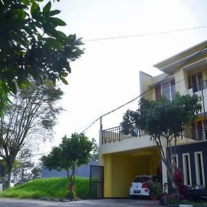Rumah Kuning Bandung Exterior photo