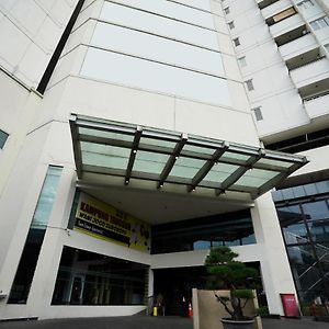 Hotel Collection O 29 Twin Tower Surabaya Exterior photo