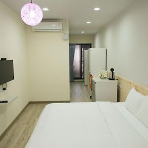 Apartamento Didi House無人化自助入住#附車位有限須預約 Tainan Exterior photo