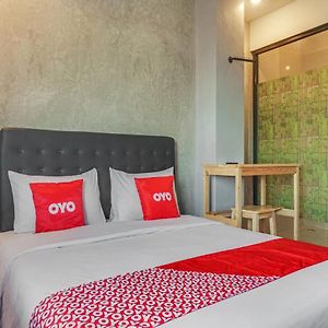 Hotel OYO 90305 De Umbrela Mansion Pondokcabe Hilir Exterior photo