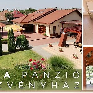 Kamilla Panzió és Rendezvényház Bed and Breakfast Balmazújváros Exterior photo