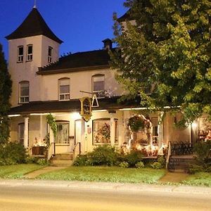 Hotel Auberge Les Deux Tours Chicoutimi Exterior photo