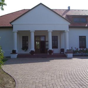 Sarlóspuszta Club Hotel Tatárszentgyörgy Exterior photo