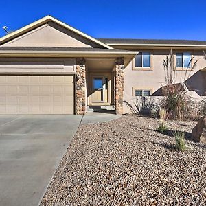 Pet-Friendly Grand Junction Townhome With Yard! Exterior photo