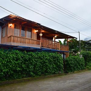 Hotel Hostal Los Farolitos Mindo Exterior photo