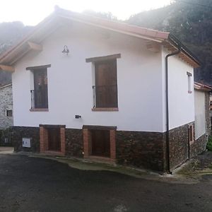Casa Rural Güilones, Parque Natural de Ponga Sobrefoz Exterior photo