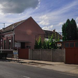 Hotel Lugas Szallas Jászberény Exterior photo