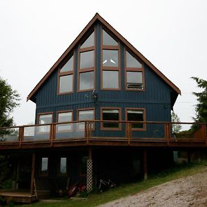 Moon And Sixpence Bed and Breakfast Ucluelet Exterior photo