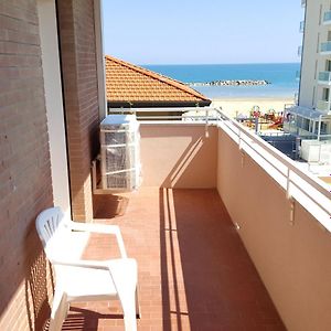 3 Bedrooms Apartement With Sea View Furnished Balcony And Wifi At Viserba Rímini Exterior photo