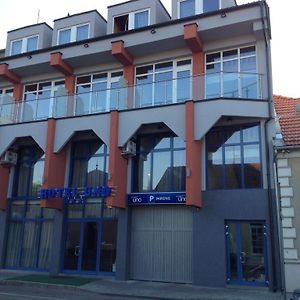 Hotel Uno Kecskemét Exterior photo