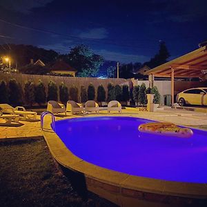 Mika'S Poolhouse Villa Belgrado Exterior photo