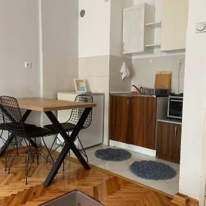 Apartamento Comfy Studio - 1 Minute Walk To Delta Planet Ni Exterior photo