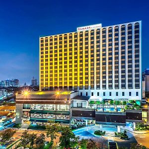 Hotel Ramada By Wyndham Bangkok Chaophya Park Exterior photo