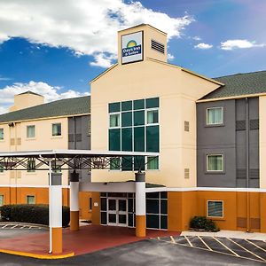 Days Inn & Suites By Wyndham Augusta Near Fort Eisenhower Exterior photo