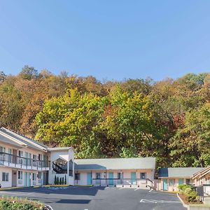 Hotel Howard Johnson By Wyndham Roseburg Exterior photo