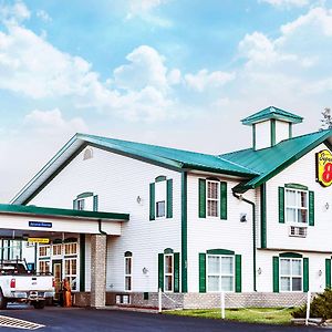 Super 8 By Wyndham 100 Mile House Hotel Exterior photo
